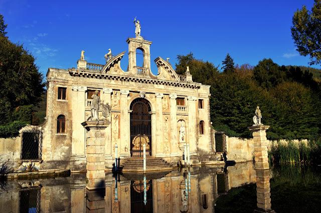 Piscine termali dell'Hotel Terme Preistoriche con vista sui Colli Euganei